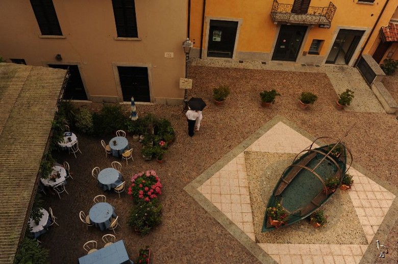 D7C_3865_courtyard_lake_como.jpg