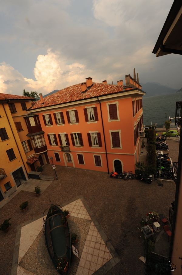D7C_3857_courtyard_lake_como.jpg