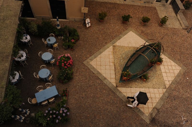 D7C_3867_courtyard_lake_como.jpg