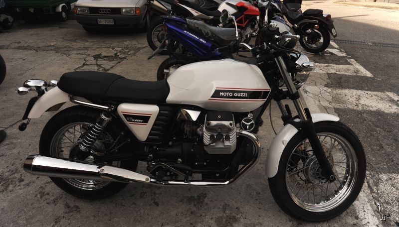 D7C_3949_Guzzi_V7.jpg
