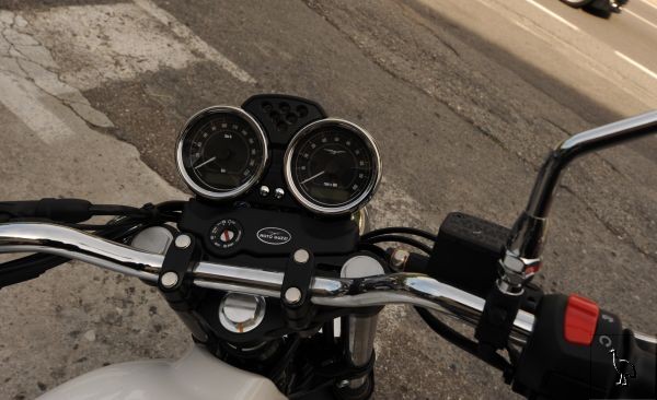 D7C_3950_Guzzi_V7.jpg
