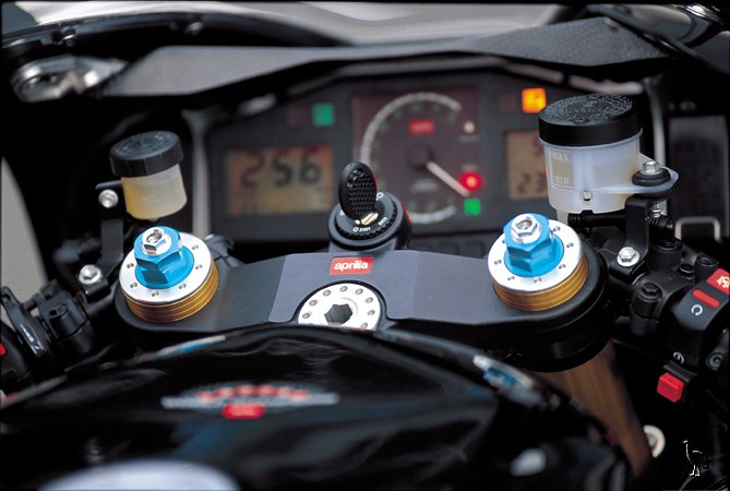 Aprilia_RSV_Mille_R_1999_instruments.jpg