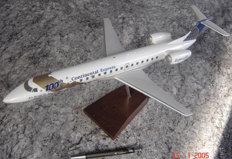 ERJ145_100th_Continental_Airlines_40cm.jpg