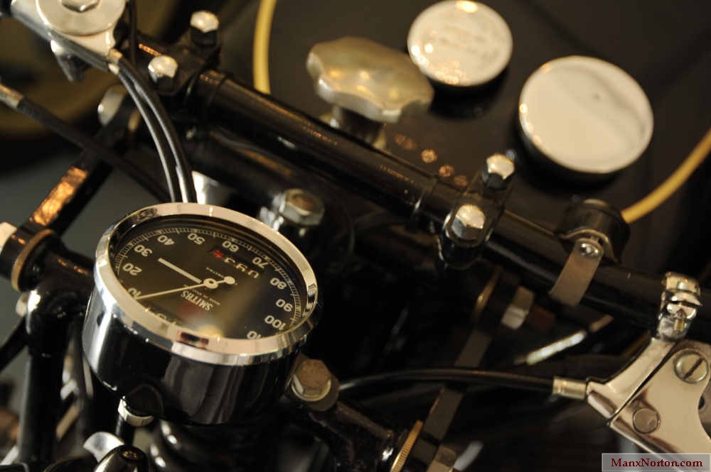 Brough_Superior_1936_Instruments_D7C_2731.JPG