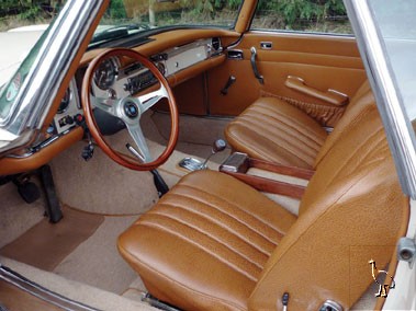 Mercedes-Benz_1967_250SL_2.jpg