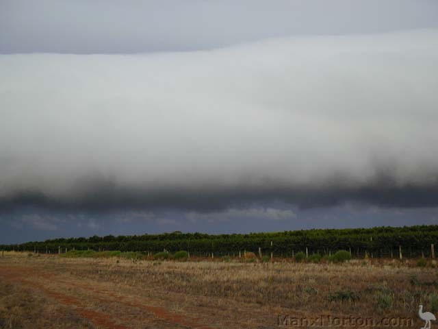 Roll-Cloud-over-Waikerie-050128-4.jpg