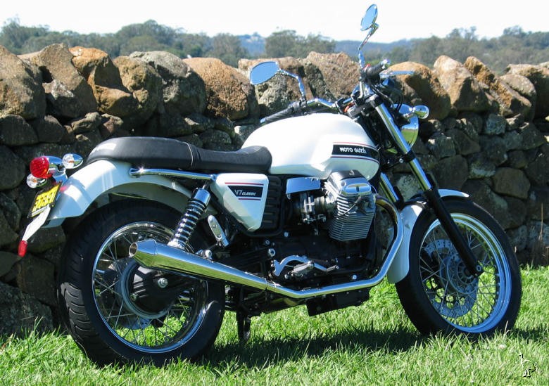 Moto_Guzzi_2008_V7_Classic_stonewall.jpg