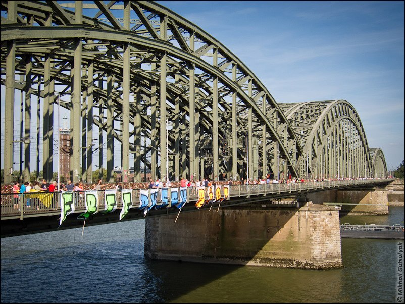 Pussy_Riot_Hohenzollernbrucke.jpg
