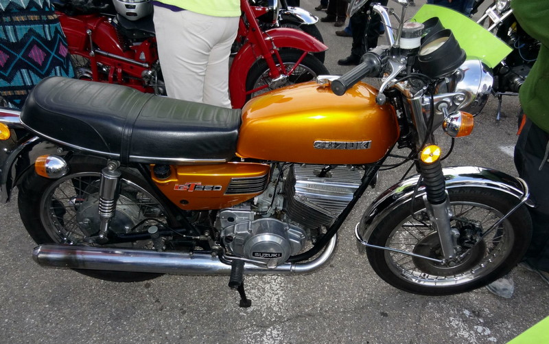 Suzuki_1974c_GT250_Treffen_Museum_BMT.jpg