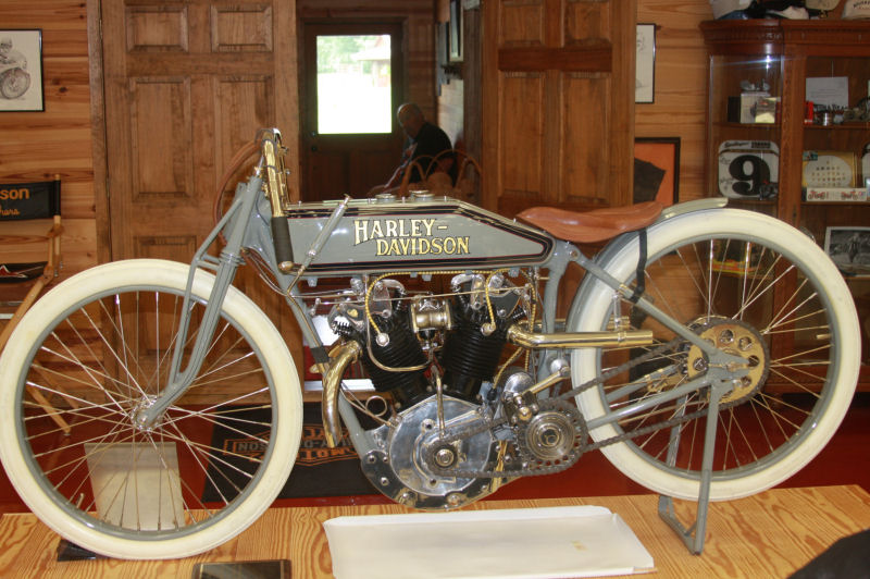 Harley_Davidson_1926_8_valve_replica.jpg