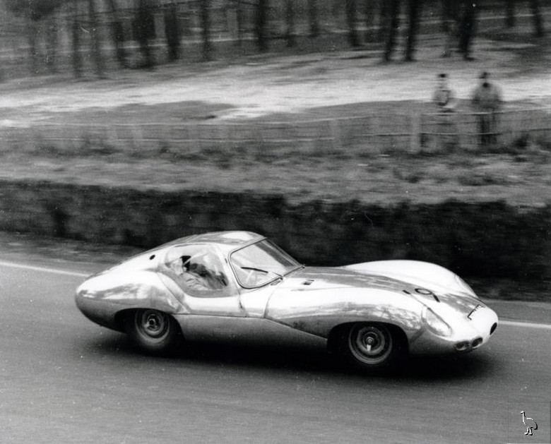 Lister_Jaguar_period_6.jpg