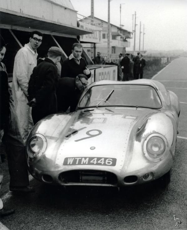 Lister_Jaguar_period_7.jpg