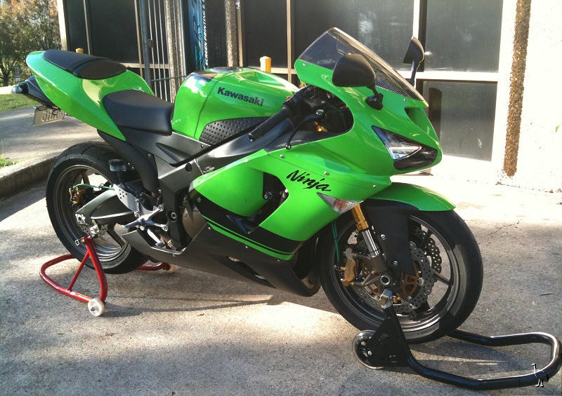 Kawasaki_ZX6R_2005_CBA.jpg Kawasaki_ZX6R_2005_CBA.jpg