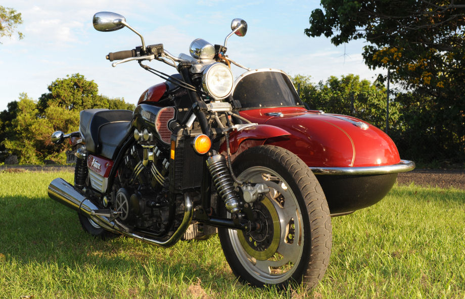 Yamaha_Vmax_1990_Watsonian_76.jpg